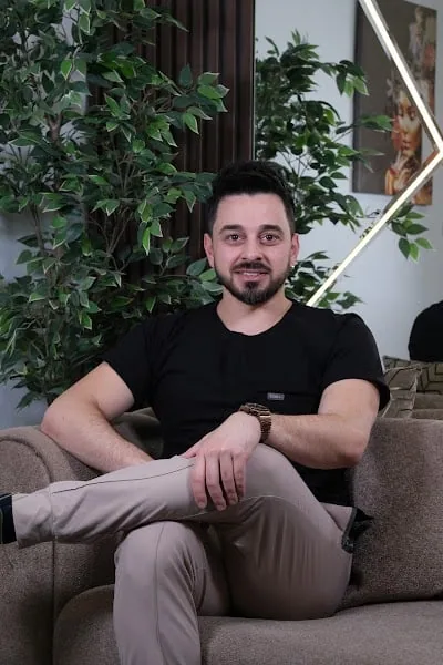 د. جراح Emre Apaydın