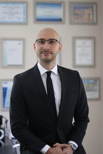 Dr. Med. Dent Melih Özgen/İmplant/Gülüş Estetiği/Laminate Veneer/Lamina Diş/Zirkonyum