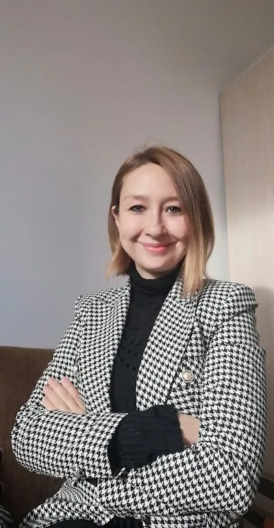أستاذ مشارك Hesna GÜL